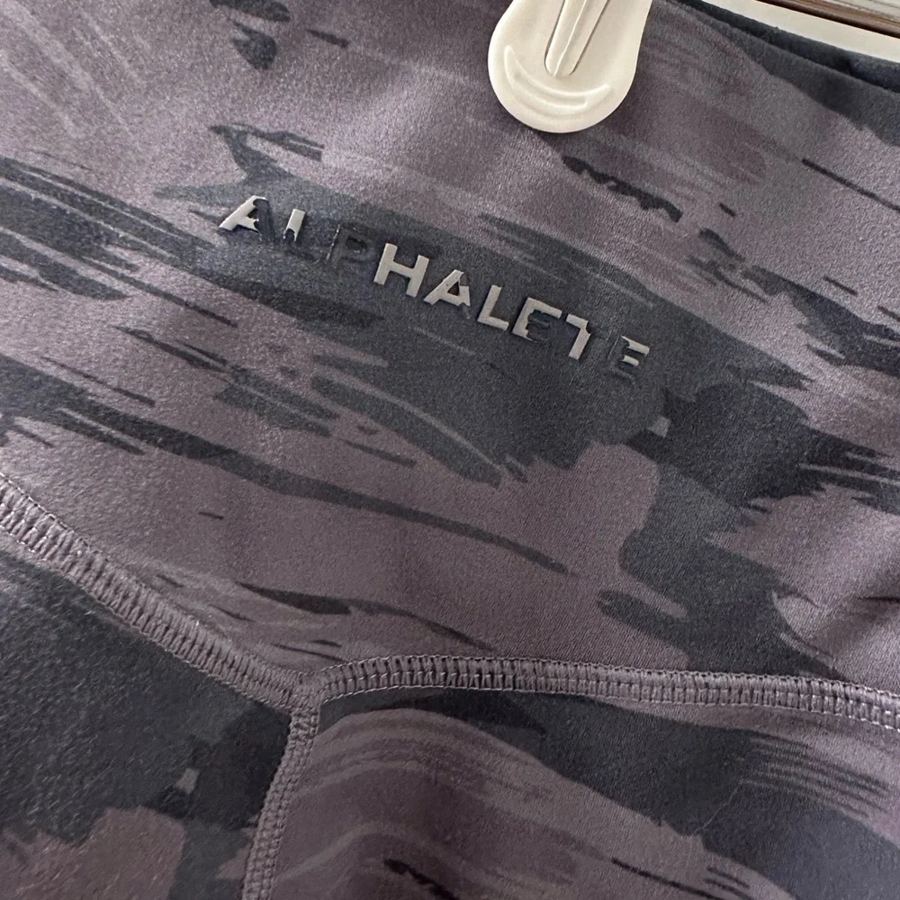 Alphalete Woman’s Surface Pocket Leggings‎ | Camouflage | S